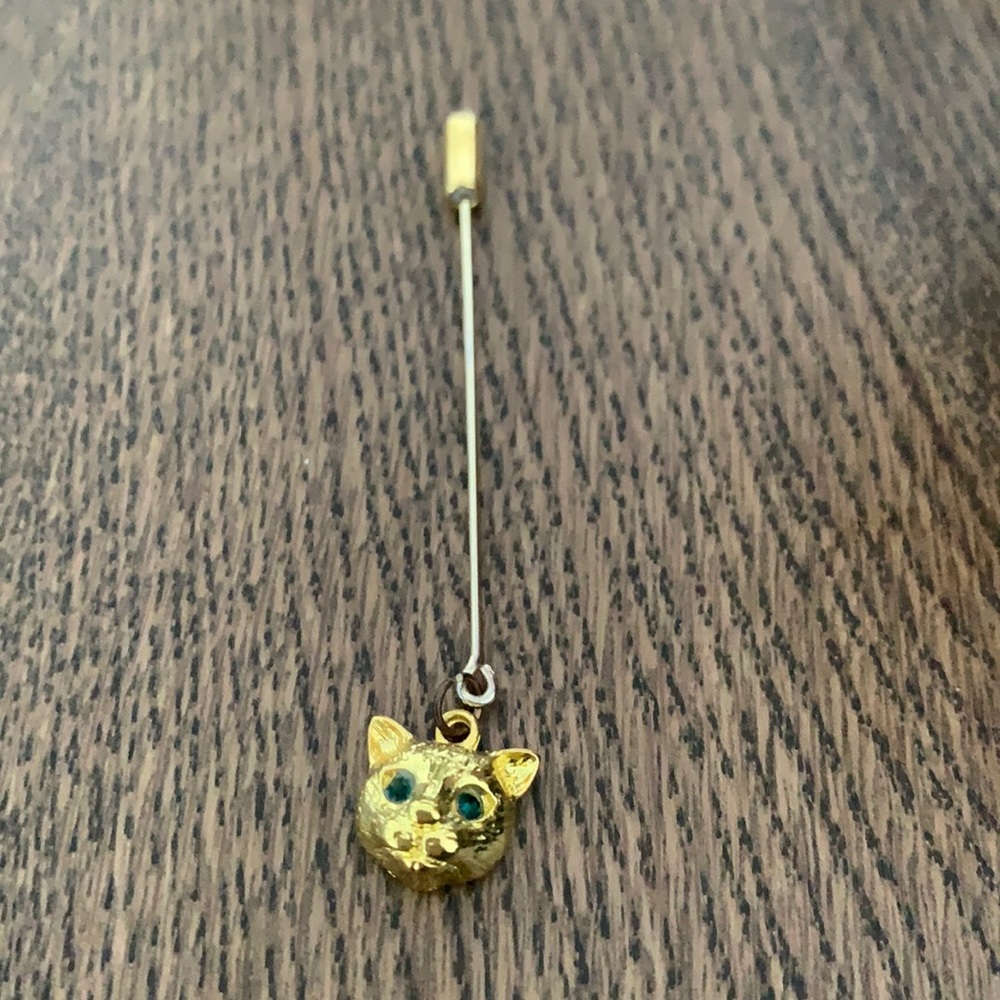 Cat with green eyes brooch